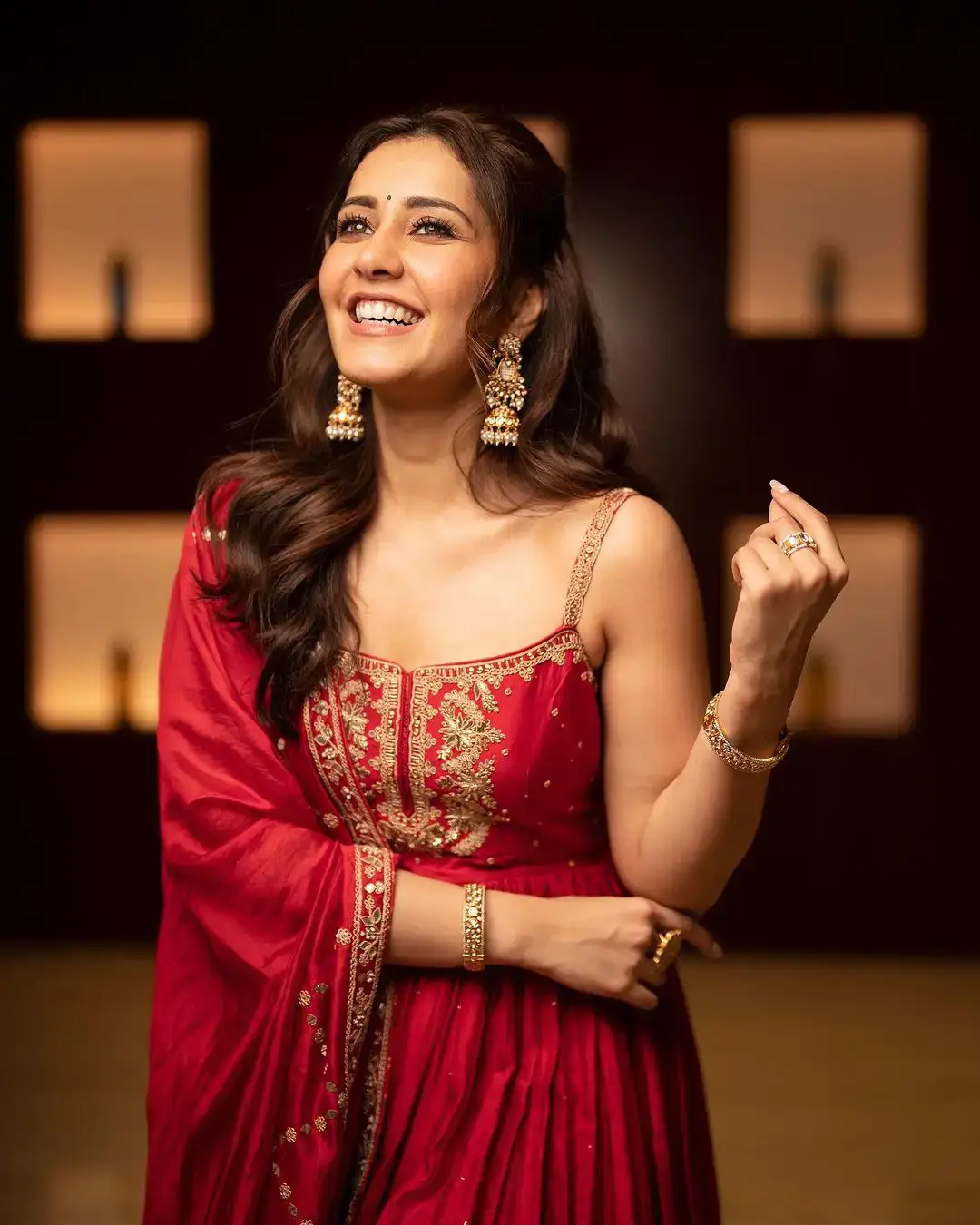 RAASHI KHANNA MESMERIZING LOOKS IN BEAUTIFUL RED GOWN 5